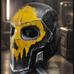 Può includere: Un casco integrale con base nera e un motivo a teschio giallo dall'aspetto usurato dipinto sulla parte anteriore. Il casco presenta lenti oculari scure, prese d'aria laterali color argento e una finitura invecchiata con graffi visibili.