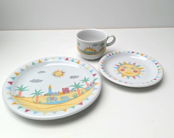 Vintage kinderservies van Thomas, olifantenreis, retro kleurrijk bord, kopje en schotel met zon en olifanten, palmbomen, stad en vlaggetjes.