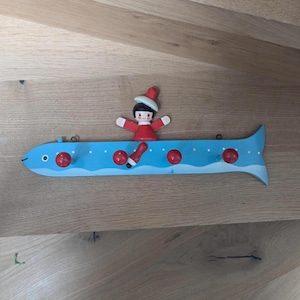 Vintage 70er Sevi Italien Wandgarderobe - Wal / Fisch-Form - Buntes Holzdekor, Kinderzimmer, Babyzimmer, Baby, Kind Hacken, Kindergarderobe