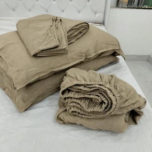Puede incluir: Un juego de tres cuencos de cerámica anidados en tonos azules, verdes y blancos. Los cuencos presentan un esmalte moteado y un diseño sencillo y moderno. El cuenco más grande tiene aproximadamente 18 cm de diámetro.