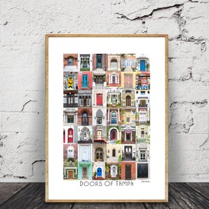 K&ouml;nnte beinhalten: Eine Collage aus bunten T&uuml;ren in verschiedenen Stilen und Farben, angeordnet in einem Rastermuster. Die T&uuml;ren stammen alle aus verschiedenen Geb&auml;uden in Tampa, Florida. Der Titel "DOORS OF TAMPA" ist unten im Bild gedruckt.