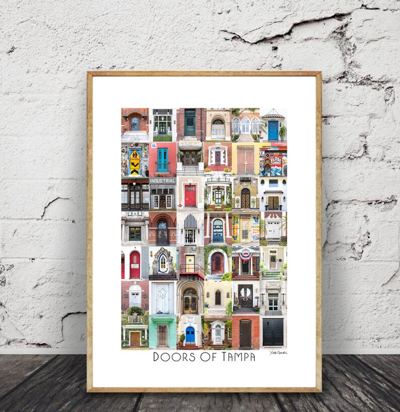 K&ouml;nnte beinhalten: Eine Collage aus bunten T&uuml;ren in verschiedenen Stilen und Farben, angeordnet in einem Rastermuster. Die T&uuml;ren stammen alle aus verschiedenen Geb&auml;uden in Tampa, Florida. Der Titel "DOORS OF TAMPA" ist unten im Bild gedruckt.