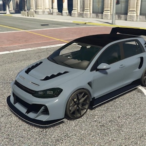 Peut inclure: Une voiture grise à hayon avec un toit noir et un aileron arrière. La voiture a un kit carrosserie personnalisé, des jantes noires et un splitter avant. Elle est garée dans une rue avec des passages piétons et des bâtiments en arrière-plan.