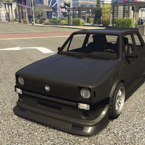 Peut inclure: Une voiture compacte noire mate avec une suspension abaissée et des jantes personnalisées. Le véhicule est équipé d'un spoiler avant et d'un toit ouvrant. La voiture est garée sur une route pavée.