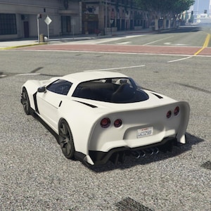 Peut inclure: Une voiture de sport blanche avec des détails noirs est garée dans une rue de la ville. La voiture a un design épuré, des feux arrière visibles et une plaque d'immatriculation. L'image capture la vue arrière du véhicule.