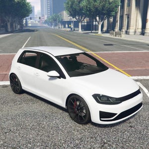 Peut inclure: Une voiture blanche à hayon avec des jantes noires et des étriers de frein rouges est garée dans une rue de la ville. La voiture a des détails noirs et des vitres teintées. L'arrière-plan comprend des bâtiments et des arbres.