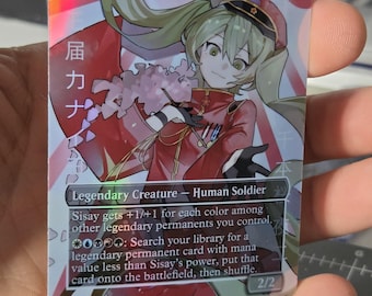 以下が含まれることがあります： 「Miku, Weatherlight Captain」と題されたホログラフィック仕様のトレーディングカード。赤い軍服風の衣装と帽子を身につけ、ピンクの花を持ったアニメ調のキャラクターが描かれている。カードにはゲームのルール、パワーとタフネス2/2、日本語の文字が記載されている。