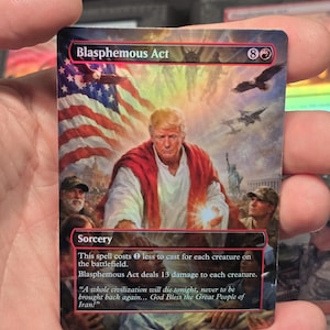 Puede incluir: Una carta de Magic: The Gathering titulada "Blasphemous Act" con una ilustración de un hombre con una túnica blanca y un chal rojo, sobre un fondo de la bandera estadounidense. El texto de la carta incluye "Sorcery" e instrucciones del juego.