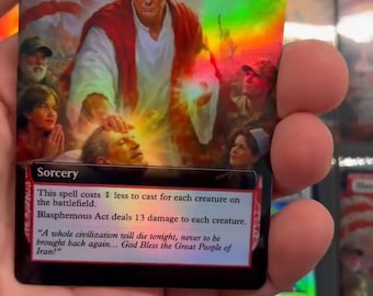 以下が含まれることがあります： ホログラフィック「Blasphemous Act」マジック：ザ・ギャザリングカード。カードには、赤いローブを着た男性と人々の群衆のイラストが描かれています。カードのテキストは「Sorcery」と書かれています。