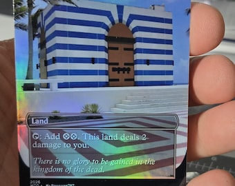 以下が含まれることがあります： Epstein Islandと題されたホログラフィック仕様のトレーディングカード。青と白のストライプ柄の建物と茶色のアーチ型ドアが描かれています。カードにはAncient Tomb、Landの文字と、ゲームのルールおよび死者の王国に関するテキストが記載されています。