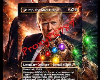 以下が含まれることがあります： Trump, the Mad Titanというタイトルの長方形のトレーディングカード。スーツに赤いネクタイを着用したドナルド・トランプの肖像画と、光る宝石が埋め込まれた金属製のガントレットが描かれている。カードにはLegendary Creature、Eternal Villain、I Will Make America Great Againという引用文があり、赤い透かし文字でProxyPR787と記されている。