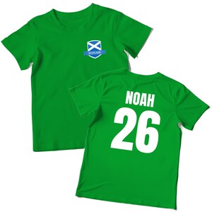 Puede incluir: Camiseta verde con el nombre "NOAH" y el n&uacute;mero "26" impresos en blanco en la espalda. La parte delantera presenta un peque&ntilde;o emblema con la bandera escocesa y la palabra "SCOTLAND".