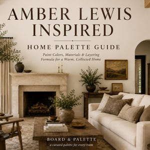 Op de afbeelding: Een digitale gids getiteld AMBER LEWIS INSPIRED HOME PALETTE GUIDE met tekst over verfkleuren, materialen en gelaagdheid. De afbeelding toont een woonkamer met een open haard, een beige bank, een houten salontafel en diverse kamerplanten.