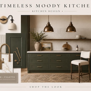 Op de afbeelding: Een keukenontwerpconcept met donkergroene kasten, messing armaturen en hanglampen. De afbeelding bevat een kraan, een kastdeur en kleurstalen. De tekst luidt "Timeless Moody Kitchen" en "Shop the Look."