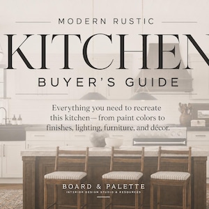 Op de afbeelding: Een digitale gids getiteld MODERN RUSTIC KITCHEN BUYER'S GUIDE met de ondertitel Everything you need to recreate this kitchen—from paint colors to finishes, lighting, furniture, and décor. De tekst onderaan luidt BOARD & PALETTE.