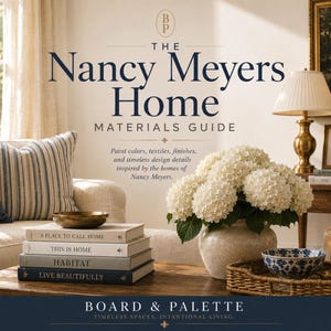 Puede incluir: Una guía digital titulada The Nancy Meyers Home Materials Guide de Board & Palette. La portada muestra una sala de estar con una pila de cuatro libros, un cuenco de latón, un jarrón blanco con hortensias blancas y una bandeja tejida con un cuenco azul y blanco.