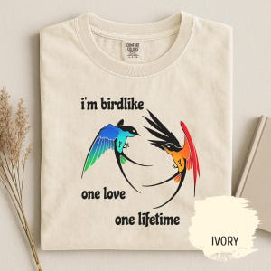 T-shirt à motif d'oiseaux colorés en vol | Citation d'amoureux : Je suis comme un oiseau, un seul amour, une seule vie