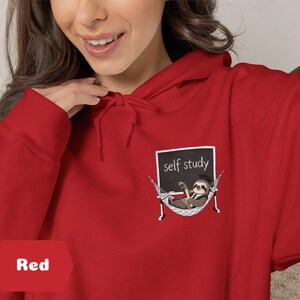 Peut inclure: Un sweat-shirt à capuche rouge vif avec un motif sur la poitrine. Le motif représente un paresseux portant une toque de diplômé, allongé dans un hamac blanc devant un tableau noir avec le texte blanc "self study" inscrit dessus.