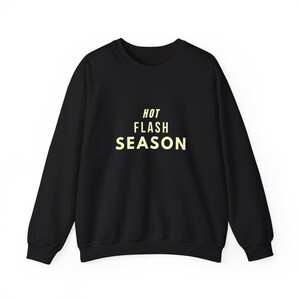 Minimalistisch sweatshirt, opvliegerseizoen, menopauze sweater, midlifehumor ronde hals, damessweater, minimalistische grafische trui