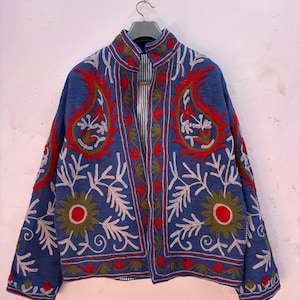 青色の手刺繍入りカシミールクルーエルジャケット（花柄の蔓模様入り）