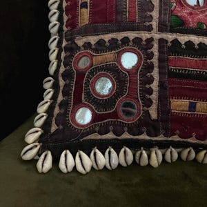 Pannello tessile vintage Banjara – Ricamo tribale con specchietti e conchiglie di ciprea – Arazzo da parete in stile boho