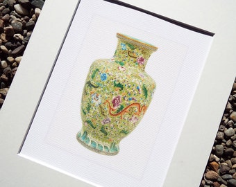 Pode incluir: Um vaso de porcelana verde e branco com um desenho floral e de volutas. O vaso tem um pescoço estreito e uma base larga.