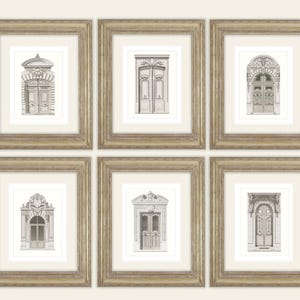 Può includere: Sei stampe incorniciate con illustrazioni dettagliate in bianco e nero di porte ornate. Le stampe sono incorniciate su passe-partout bianchi e racchiuse in cornici dorate, creando un'estetica classica ed elegante.