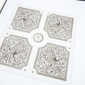 Può includere: Una stampa in bianco e nero di un disegno decorativo per soffitto con quattro motivi floreali stilizzati ripetuti.