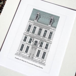 Antieke architecturale illustratie van de Franse gevel van een hotel in Avenue met blauwe details Archiefdruk