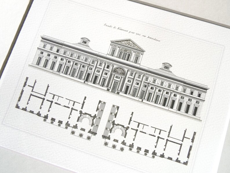May include: Black and white architectural drawing of a building facade and floor plan. The drawing includes the text "Facade de B&acirc;timent pour une cour int&eacute;rieure". The building has columns, a central entrance, and a domed roof.