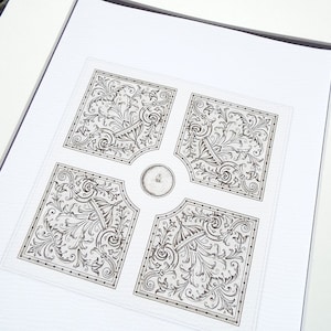 Può includere: Una stampa botanica in bianco e nero incorniciata con un design di giardino simmetrico. La stampa mostra quattro pannelli quadrati ornati con motivi floreali e a volute, collegati da un elemento circolare centrale. L'opera d'arte è su sfondo bianco.
