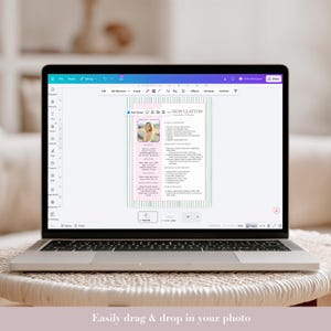 Op de afbeelding: Een laptop toont een cv-sjabloon met een foto en tekst. Het cv-ontwerp maakt gebruik van een roze en groen kleurenschema. De tekst onderaan het scherm luidt: "Eenvoudig slepen en neerzetten in uw foto."