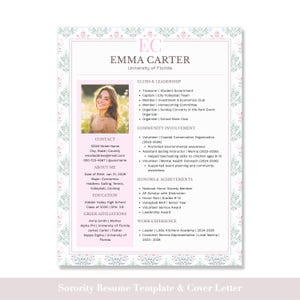 Può includere: Un modello di curriculum con un bordo floreale, con una foto di Emma Carter. Il documento elenca informazioni di contatto, istruzione, affiliazioni greche, club, ruoli di leadership, impegno nella comunità, onorificenze, risultati ed esperienza lavorativa.