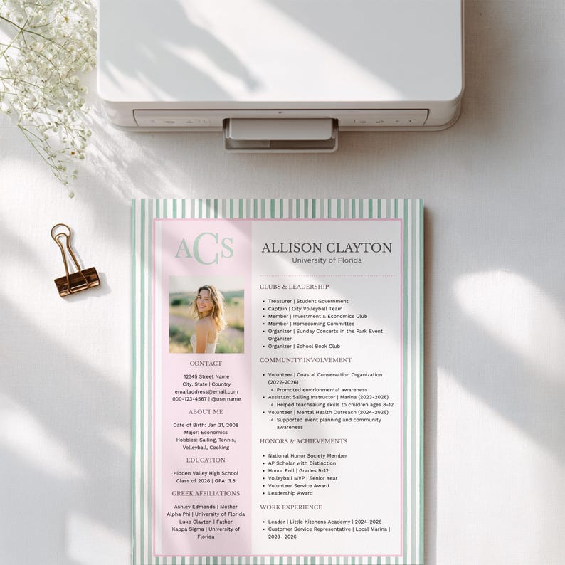 Op de afbeelding: Een cv met een roze en groene rand, met de naam "Allison Clayton" en details over haar opleiding, werkervaring en buitenschoolse activiteiten. Een gouden paperclip bevindt zich in de linkerbovenhoek.