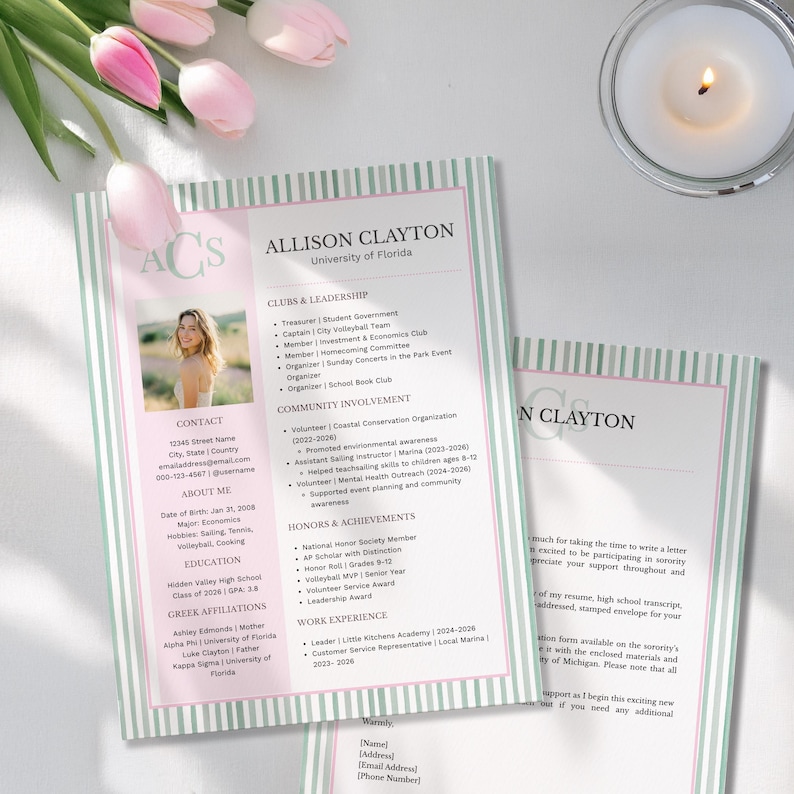 Op de afbeelding: Een cv met een foto, met een lichtroze en mintgroene gestreepte rand. Het cv bevat contactgegevens, opleiding en werkervaring. Een brandende kaars en roze tulpen staan op de achtergrond.