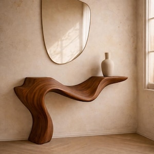 Sculpturale notenhouten consoletafel, organische moderne vrij gevormde gangtafel