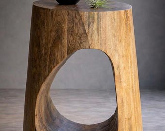 Mesa auxiliar escultural de madera maciza, taburete moderno orgánico, pedestal minimalista.