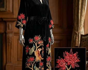 Kimono in velluto ricamato, vestaglia lunga con motivo floreale pavone e tigre.
