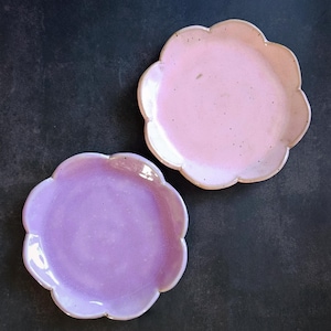 Puede incluir: Un juego de tres tazas de cerámica con un acabado mate moteado. Las tazas son de color crema, gris claro y gris oscuro. Cada taza tiene un diseño simple y minimalista y un asa redondeada.