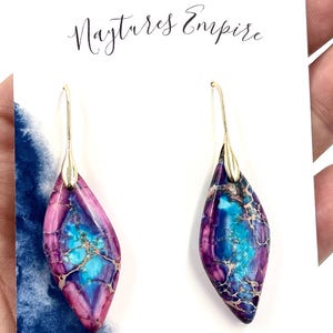 Boucles d&#39;oreilles en pierre de jaspe violet et bleu plaqué or / boucles d&#39;oreilles faites main/ cadeau fait main/ boucles d&#39;oreilles en pierres précieuses