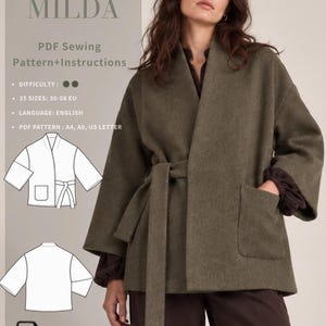 Può includere: Un cartamodello PDF per il cappotto Milda, caratterizzato da un design a vestaglia con cintura da annodare e tasche applicate. Il documento digitale include istruzioni, 15 taglie dalla 30 alla 58 EU e formati A4, A0 e US Letter.