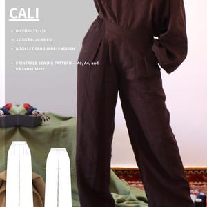 以下が含まれることがあります： ハイウエストとワイドレッグのダークブラウンパンツ。画像には「PANTS CALI」の文字と、難易度、サイズ、小冊子の言語に関する詳細が記載された縫製パターンが含まれています。パターンはA0、A4、USレターサイズで利用できます。