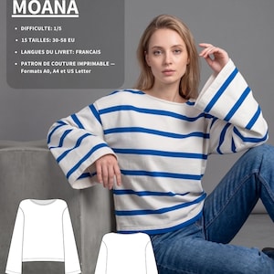 Op de afbeelding: Een top met lange mouwen met blauwe en witte horizontale strepen, voorzien van een wijde halslijn en uitlopende mouwen. De afbeelding bevat tekst: TOP MOANA, DIFFICULTE: 1/5, 15 TAILLES: 30-58 EU, LANGUES DU LIVRET: FRANCAIS, PATRON DE COUTURE IMPRIMABLE - Formats A0, A4 et US Letter.