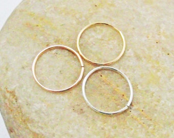 Ensemble de trois anneaux de nez fins calibre 24 en argent argentium, or 14 carats et or rose 14 carats