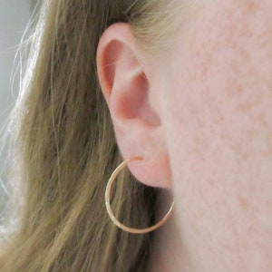 14K Gold Filled 18 Gauge Hammered Hoop Earrings, One Inch Handmade Hoops image 4