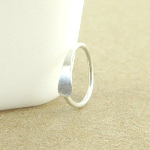 Boucles d'oreilles en argent massif martelé pour cartilage, Huggie Hoop en argent sterling de calibre 18