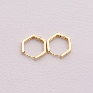 Paire de boucles d'oreilles géométriques Huggie hexagonales en or 18 carats avec une brillance minimaliste pour un usage quotidien 13,5 x 13,5 mm