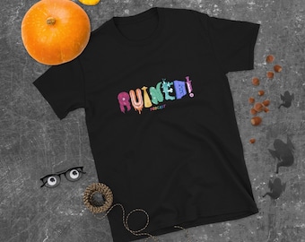 NOVO logotipo da Ruined - Camiseta unissex de manga curta com estampa de arco-íris em fundo preto