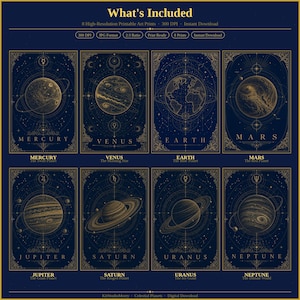 Peut inclure: Un ensemble de huit impressions d'art numériques représentant les planètes célestes dont Mercure, Vénus, Terre, Mars, Jupiter, Saturne, Uranus et Neptune. Chaque impression rectangulaire présente des lignes dorées sur fond bleu foncé.