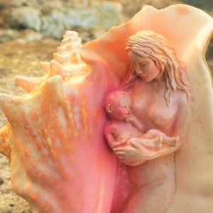 Carte d'art, une mère et son bébé dans la conque, par Debra Bernier, Shaping Spirit